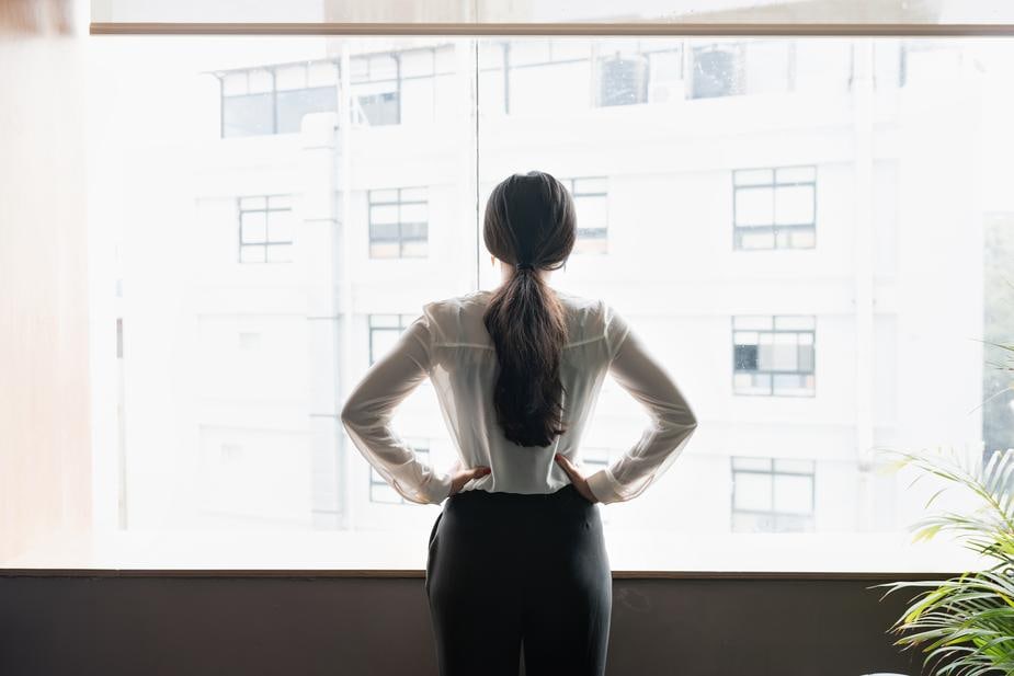 young-woman-taking-stock-of-her-surroundings