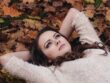 beautiful_girl_in_the_park_lying_on_the_leaves_autumn_portrait_romantic_park_feeling_in_love-1198265.jpg!d