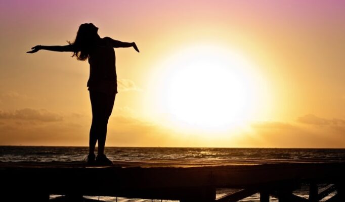 beach-sea-horizon-silhouette-girl-sun-764600-pxhere.com